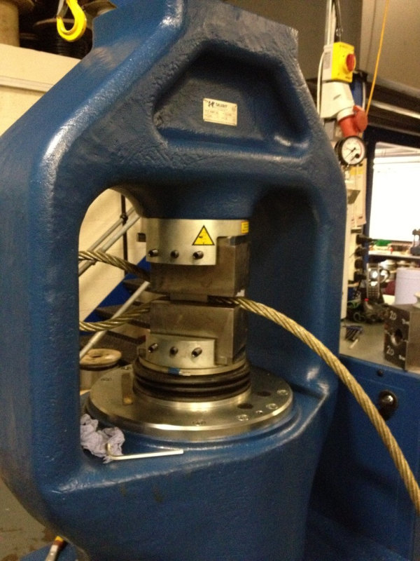 Mainco 600 ton splicing press Mainco 600 ton splicing press